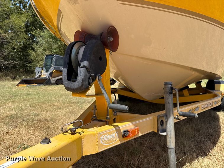 image for item FC4211 2005 Glastron boat