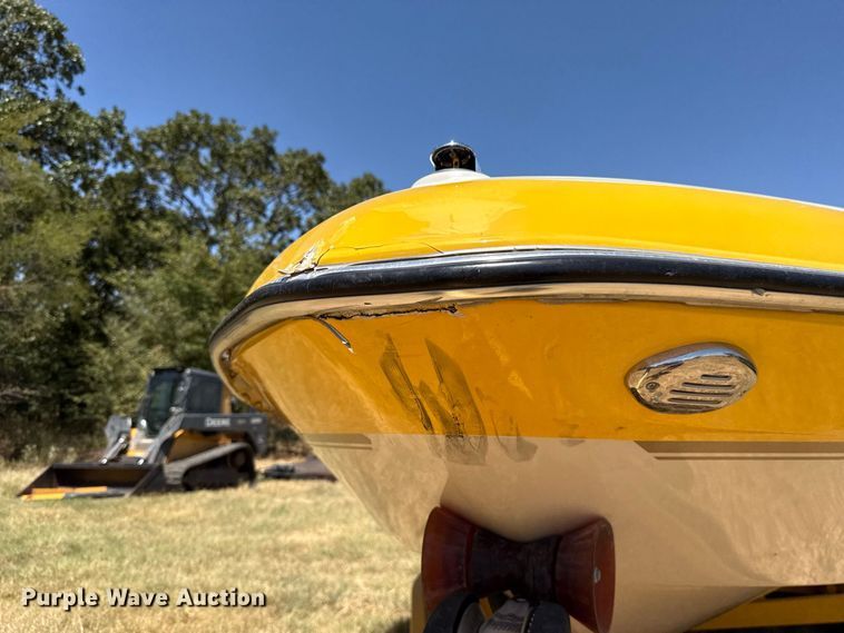 image for item FC4211 2005 Glastron boat