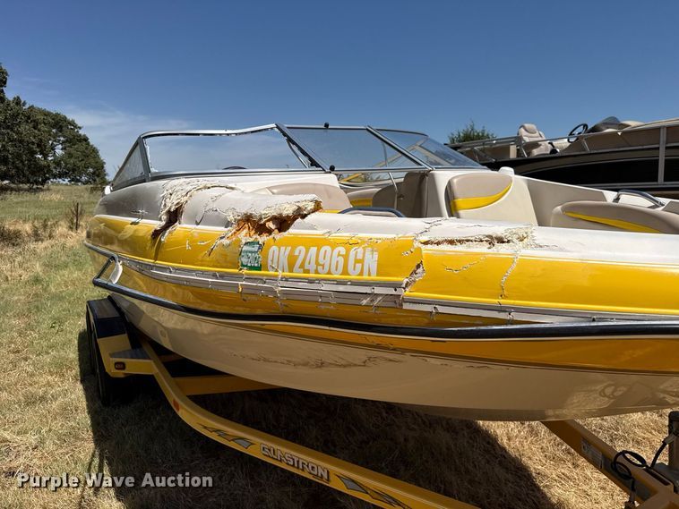 image for item FC4211 2005 Glastron boat