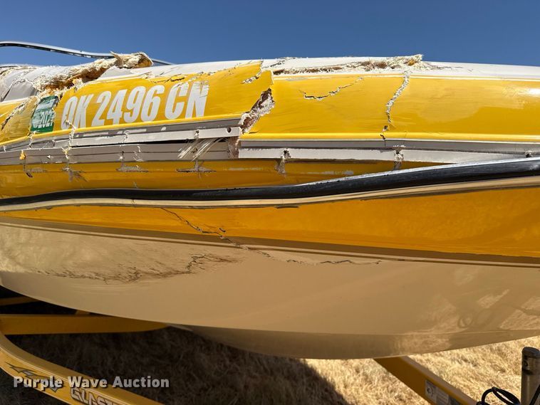 image for item FC4211 2005 Glastron boat