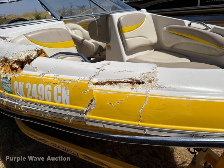 image for item FC4211 2005 Glastron boat