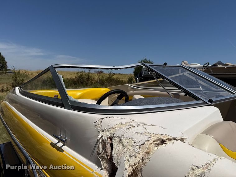 image for item FC4211 2005 Glastron boat