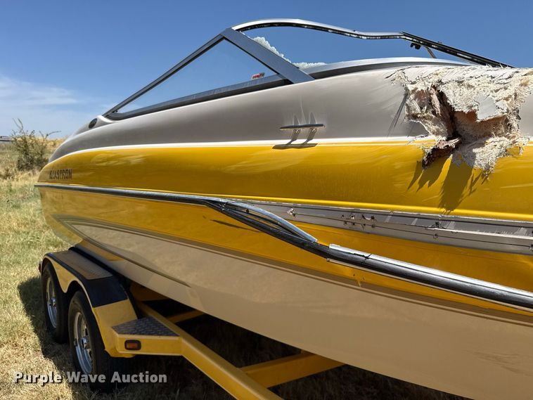 image for item FC4211 2005 Glastron boat
