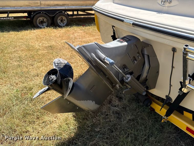 image for item FC4211 2005 Glastron boat