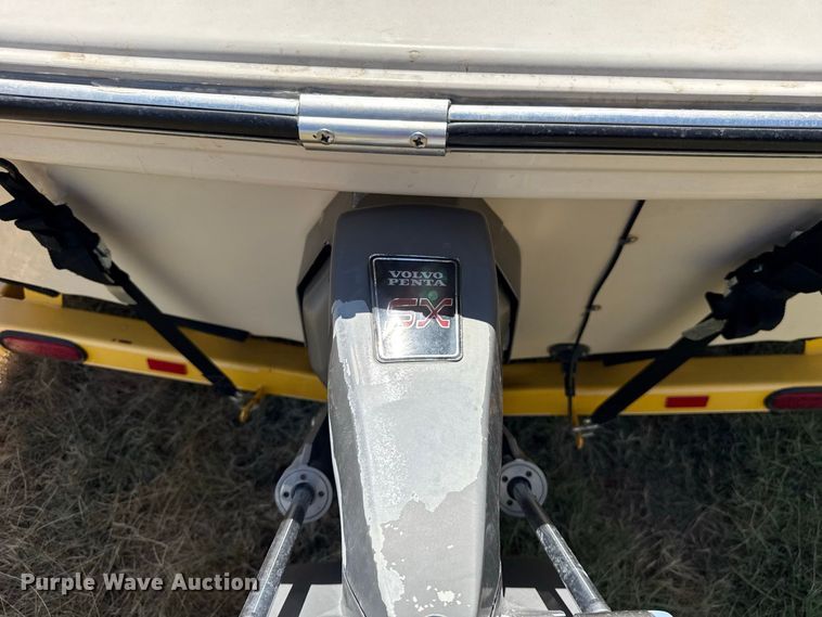 image for item FC4211 2005 Glastron boat