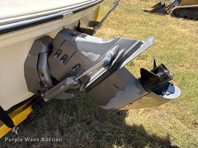 image for item FC4211 2005 Glastron boat