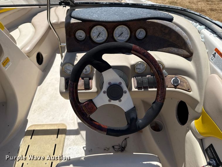image for item FC4211 2005 Glastron boat