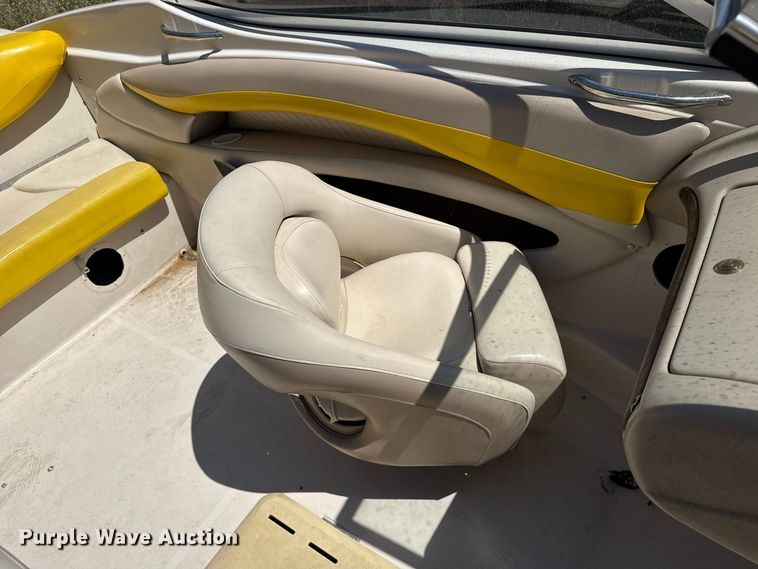 image for item FC4211 2005 Glastron boat