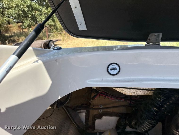 image for item FC4211 2005 Glastron boat