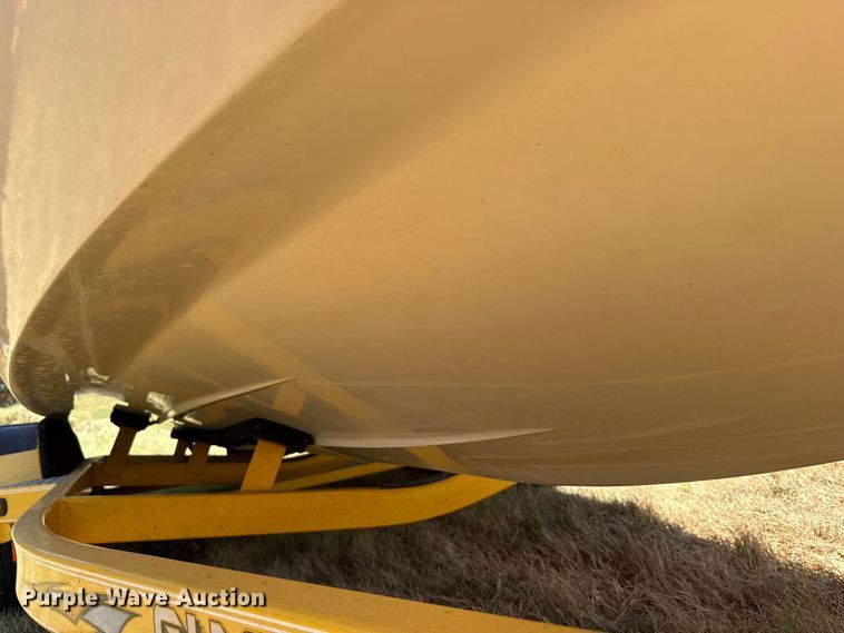image for item FC4211 2005 Glastron boat