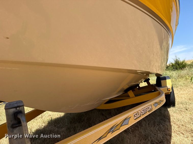image for item FC4211 2005 Glastron boat