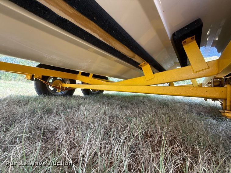 image for item FC4211 2005 Glastron boat