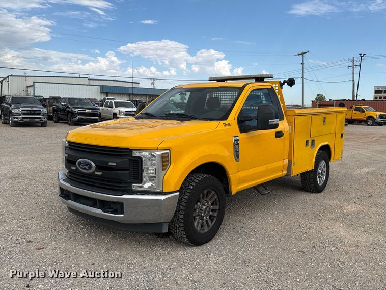 2019 Ford F350 Super Duty utility bed pickup truck