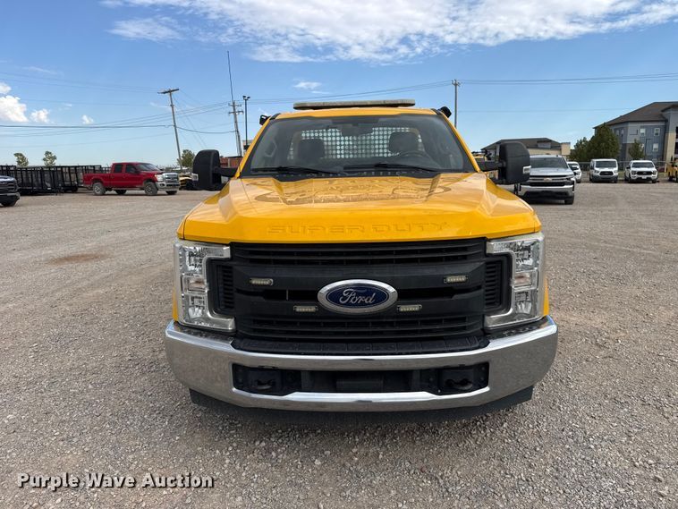 image for item FC4218 2019 Ford F350 Super Duty utility bed pickup truck