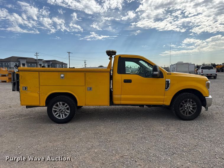 image for item FC4218 2019 Ford F350 Super Duty utility bed pickup truck