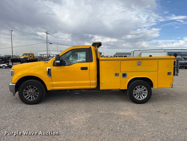 image for item FC4218 2019 Ford F350 Super Duty utility bed pickup truck