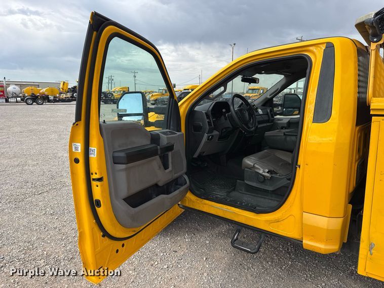 image for item FC4218 2019 Ford F350 Super Duty utility bed pickup truck