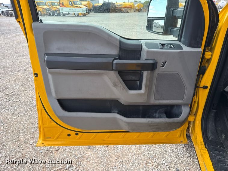 image for item FC4218 2019 Ford F350 Super Duty utility bed pickup truck