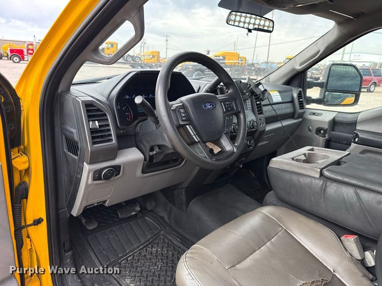 image for item FC4218 2019 Ford F350 Super Duty utility bed pickup truck