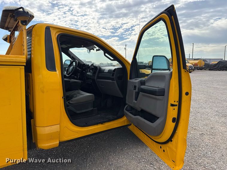 image for item FC4218 2019 Ford F350 Super Duty utility bed pickup truck