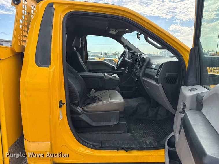 image for item FC4218 2019 Ford F350 Super Duty utility bed pickup truck