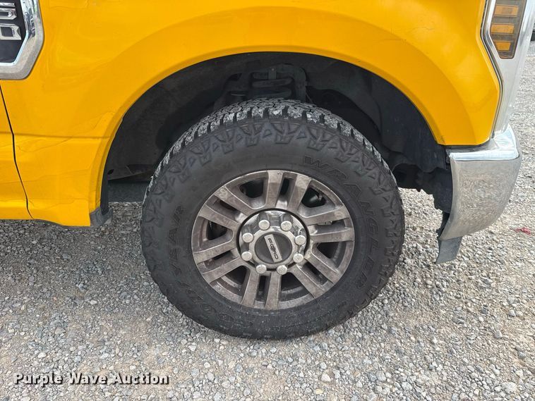 image for item FC4218 2019 Ford F350 Super Duty utility bed pickup truck