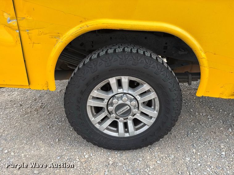 image for item FC4218 2019 Ford F350 Super Duty utility bed pickup truck