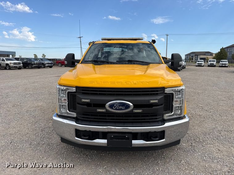 image for item FC4220 2019 Ford F350 Super Duty utility bed pickup truck