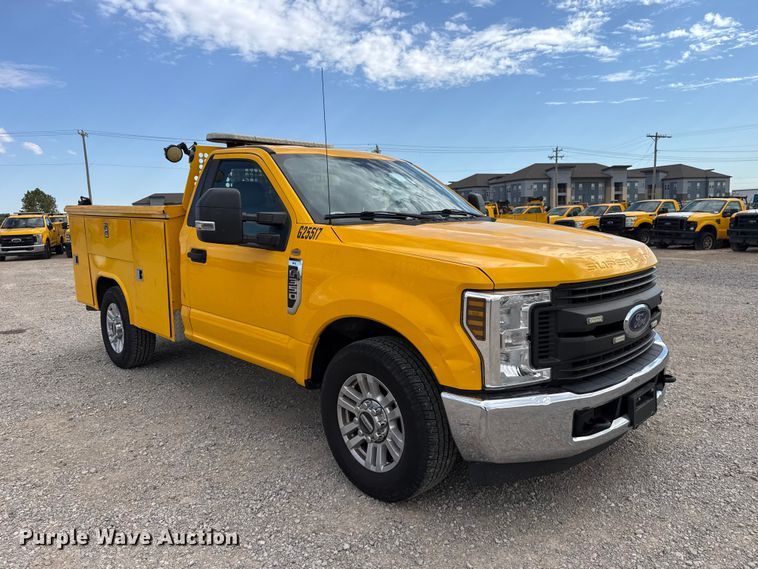 image for item FC4220 2019 Ford F350 Super Duty utility bed pickup truck