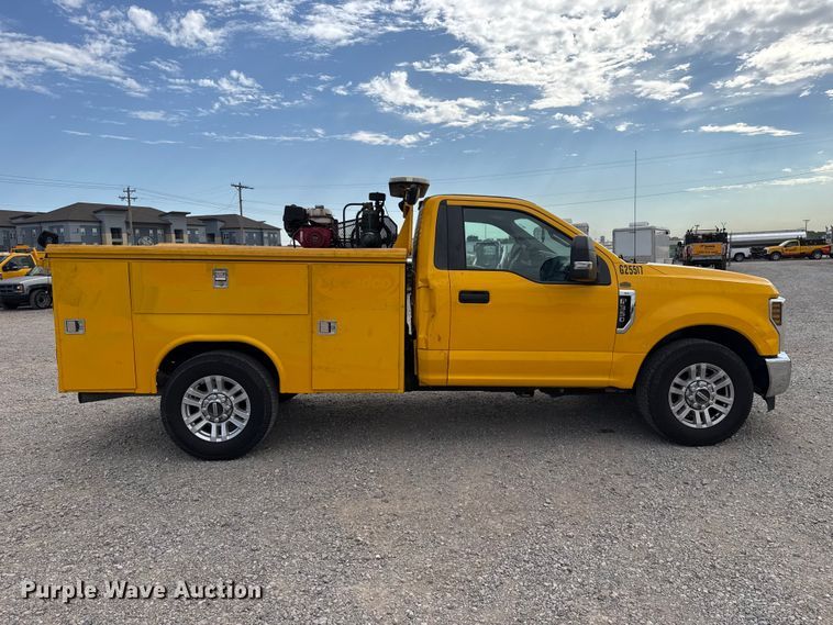 image for item FC4220 2019 Ford F350 Super Duty utility bed pickup truck