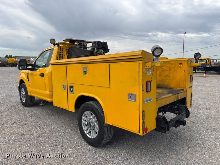 image for item FC4220 2019 Ford F350 Super Duty utility bed pickup truck