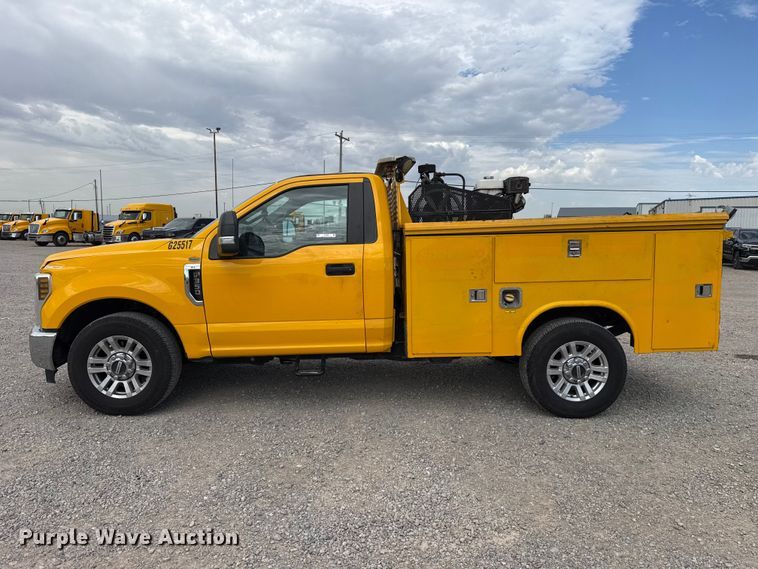 image for item FC4220 2019 Ford F350 Super Duty utility bed pickup truck