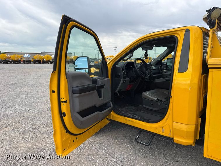 image for item FC4220 2019 Ford F350 Super Duty utility bed pickup truck