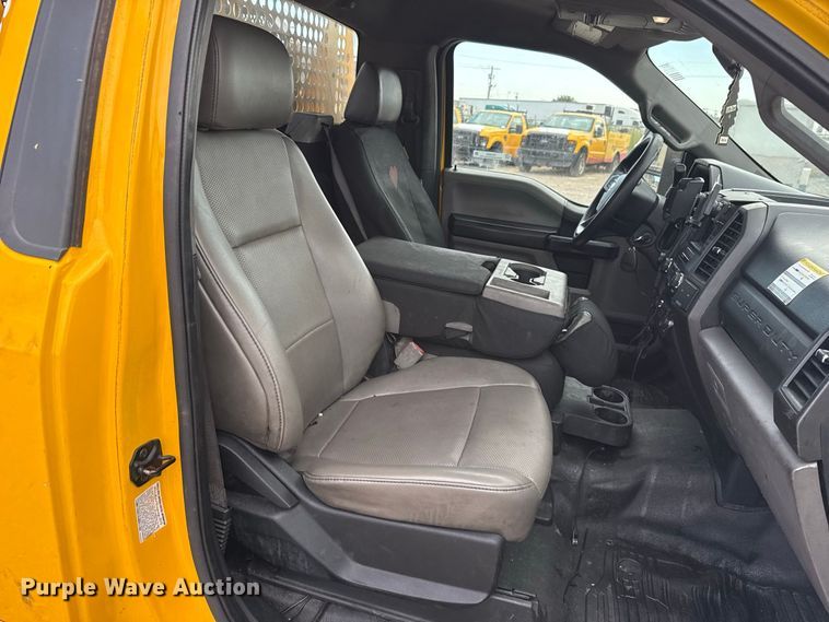 image for item FC4220 2019 Ford F350 Super Duty utility bed pickup truck