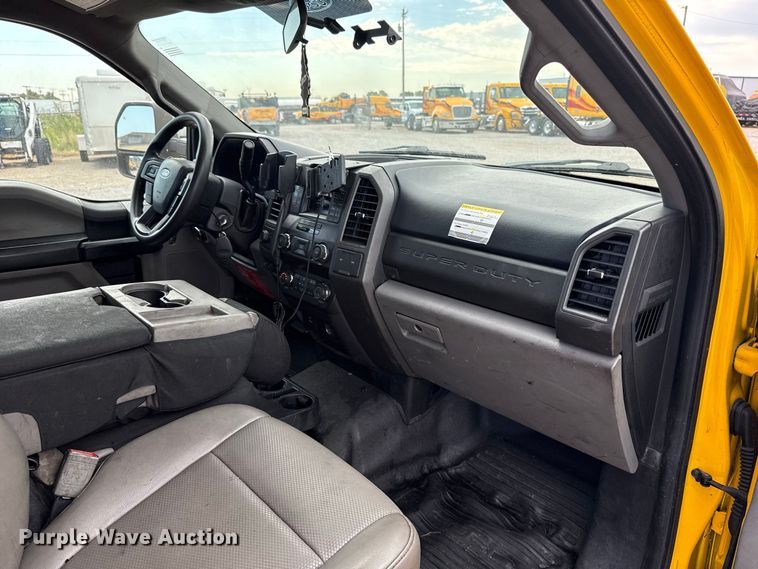 image for item FC4220 2019 Ford F350 Super Duty utility bed pickup truck