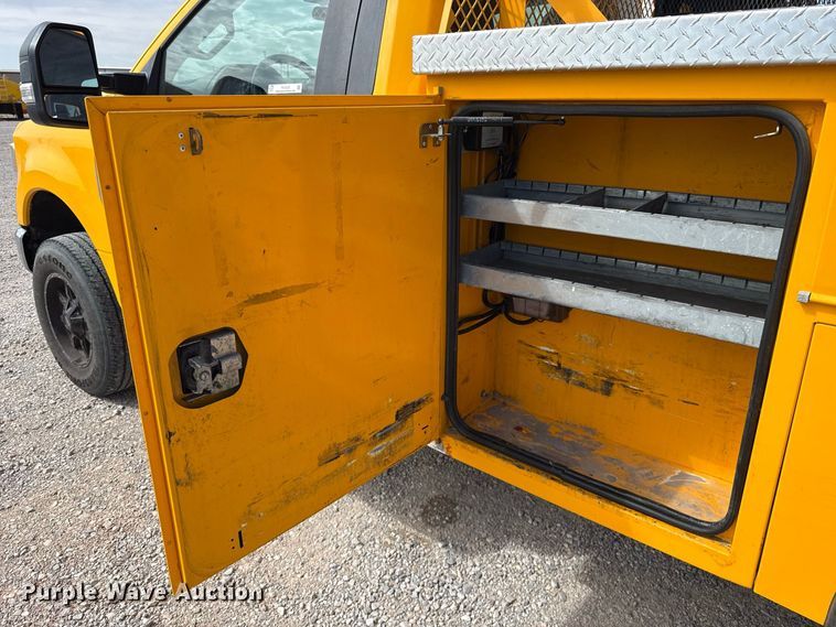 image for item FC4222 2020 Ford F350 Super Duty utility bed pickup truck