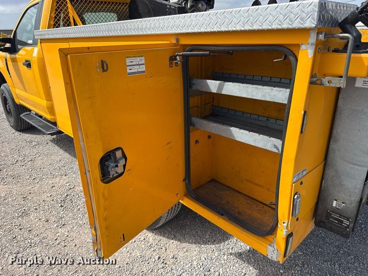 image for item FC4222 2020 Ford F350 Super Duty utility bed pickup truck