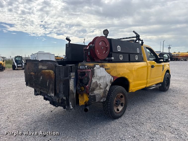 image for item FC4223 2022 Ford F350 Super Duty pickup truck