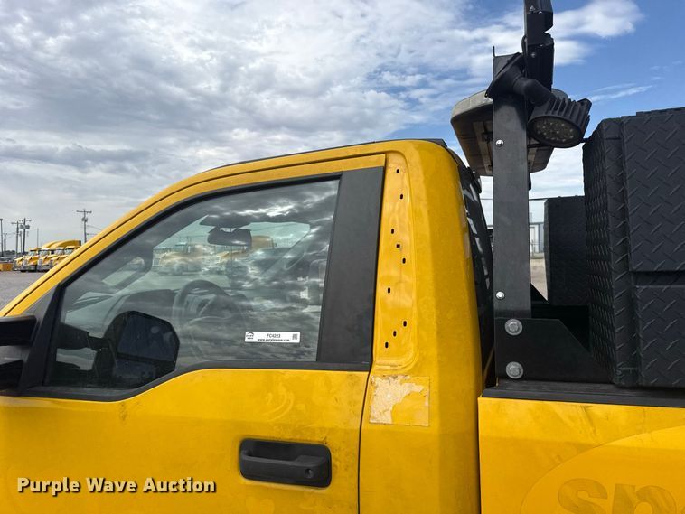 image for item FC4223 2022 Ford F350 Super Duty pickup truck