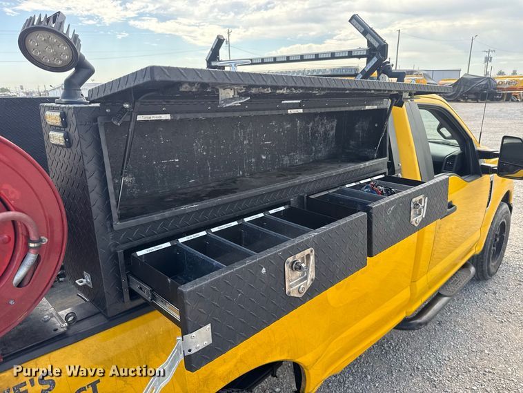 image for item FC4223 2022 Ford F350 Super Duty pickup truck