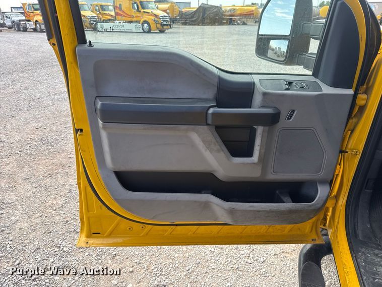 image for item FC4223 2022 Ford F350 Super Duty pickup truck