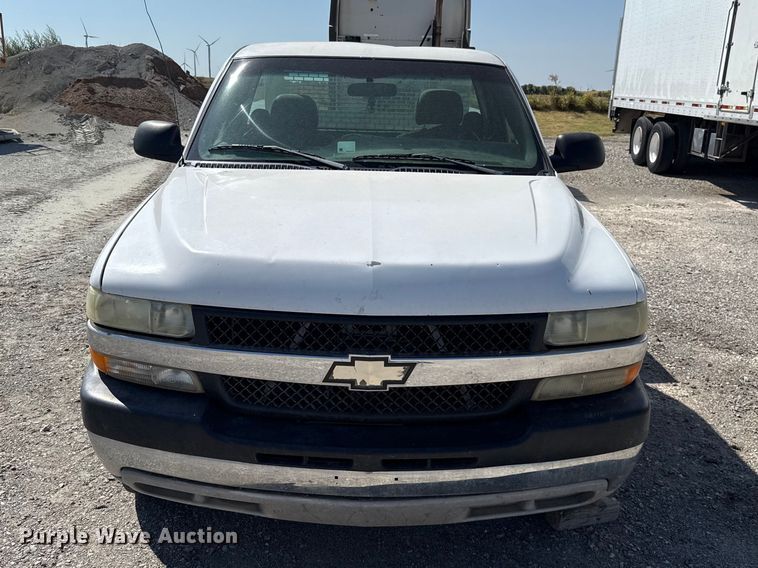 image for item FC4252 2002 Chevrolet Silverado 2500HD utility bed pickup truck