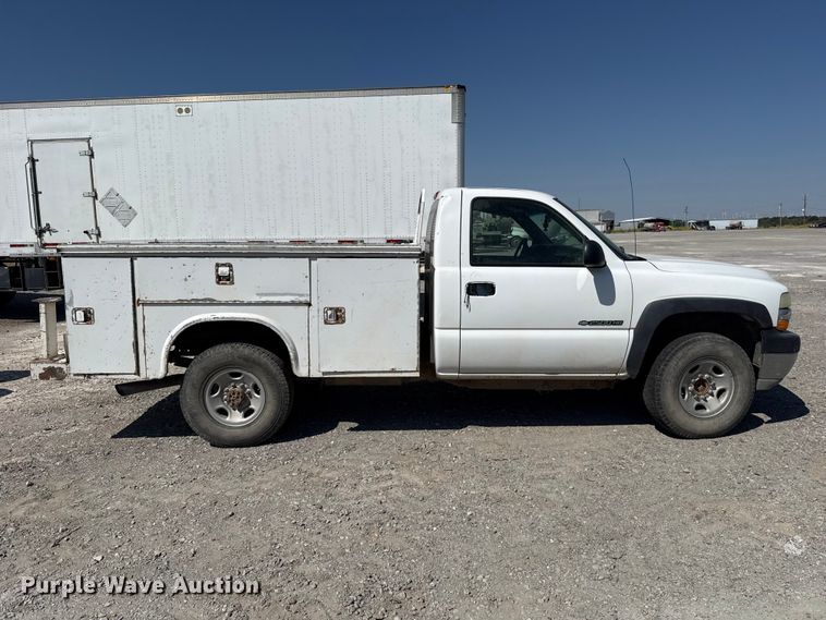 image for item FC4252 2002 Chevrolet Silverado 2500HD utility bed pickup truck