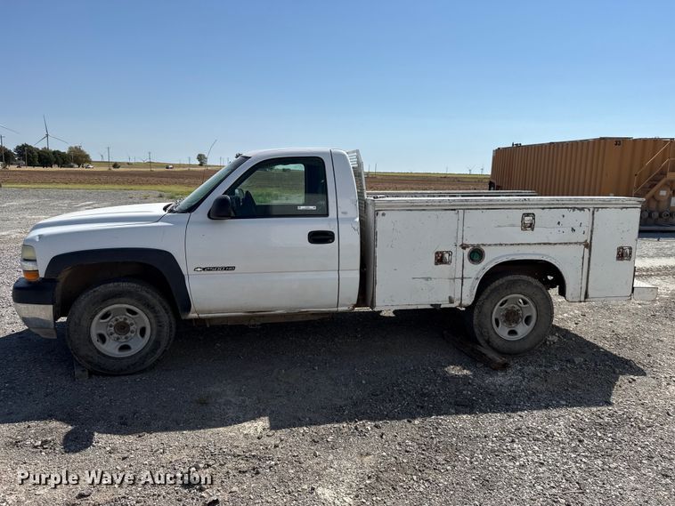 image for item FC4252 2002 Chevrolet Silverado 2500HD utility bed pickup truck
