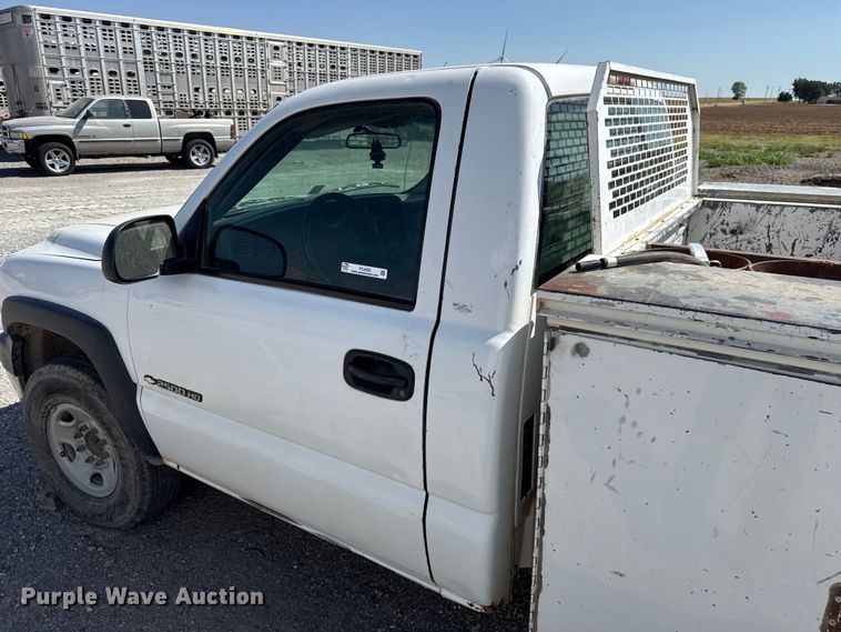 image for item FC4252 2002 Chevrolet Silverado 2500HD utility bed pickup truck