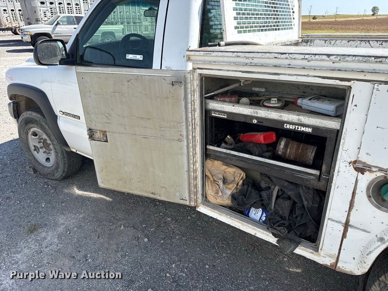 image for item FC4252 2002 Chevrolet Silverado 2500HD utility bed pickup truck