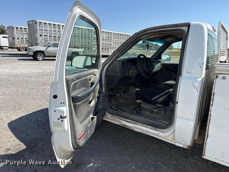 image for item FC4252 2002 Chevrolet Silverado 2500HD utility bed pickup truck