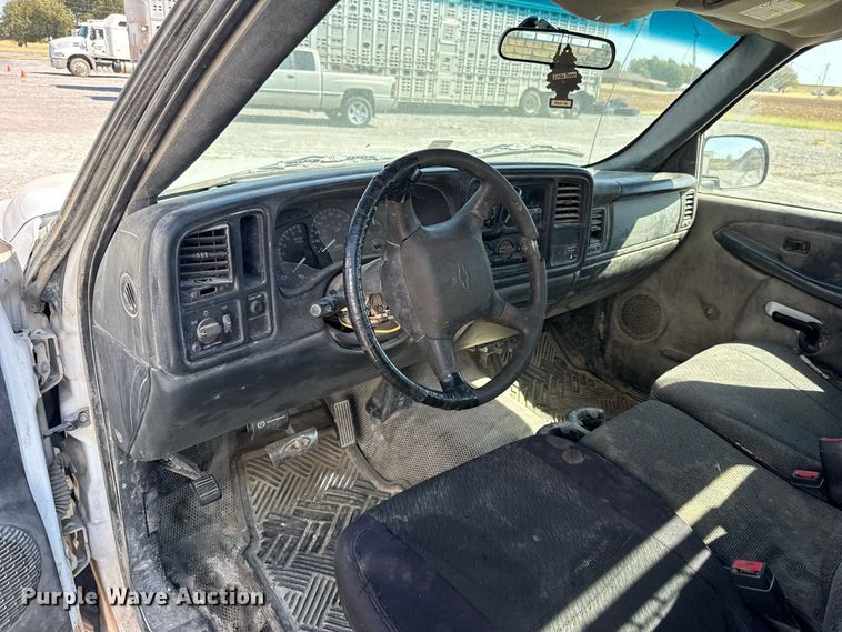 image for item FC4252 2002 Chevrolet Silverado 2500HD utility bed pickup truck