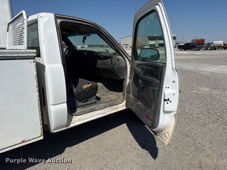 image for item FC4252 2002 Chevrolet Silverado 2500HD utility bed pickup truck