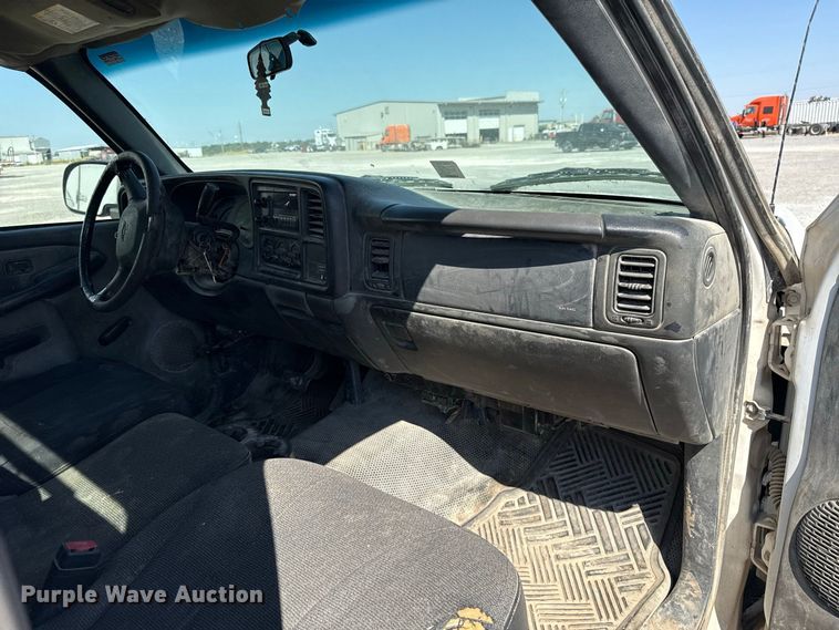 image for item FC4252 2002 Chevrolet Silverado 2500HD utility bed pickup truck